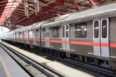 Yeni Delhi Hindistan - 09 Ekim 2023 - Delhi Metro treni Yeni Delhi, Hindistan, Asya 'daki Jhandewalan metro istasyonuna varıyor.