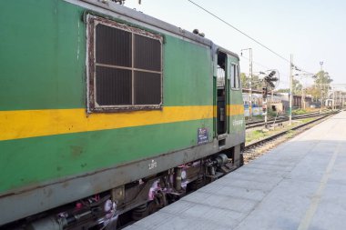 Amritsar, Hindistan, 20 Nisan 2023 - Amritsar tren istasyonunda gündüz vakti Hint elektrikli lokomotif motoru, Amritsar Shatabdi elektrikli lokomotif motoru