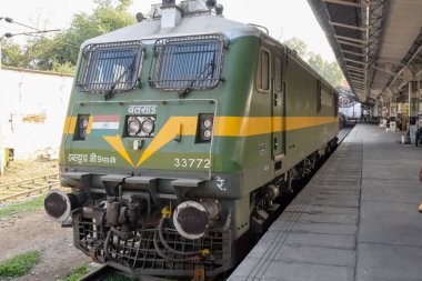 Amritsar, Hindistan, 20 Nisan 2023 - Amritsar tren istasyonunda gündüz vakti Hint elektrikli lokomotif motoru, Amritsar Shatabdi elektrikli lokomotif motoru