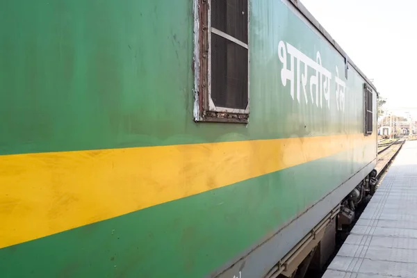 Amritsar, Hindistan, 20 Nisan 2023 - Amritsar tren istasyonunda gündüz vakti Hint elektrikli lokomotif motoru, Amritsar Shatabdi elektrikli lokomotif motoru