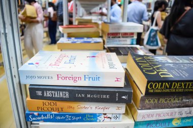 Yeni Delhi, Hindistan, Eylül 09 2023 - Delhi Uluslararası Kitap Fuarı 'ndaki bir kitap standında raflarda bulunan çeşitli kitaplar, Yıllık Kitap Fuarı' nda sergilenen kitaplar.