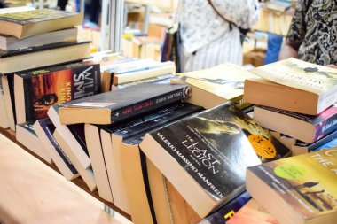 Yeni Delhi, Hindistan, Eylül 09 2023 - Delhi Uluslararası Kitap Fuarı 'ndaki bir kitap standında raflarda bulunan çeşitli kitaplar, Yıllık Kitap Fuarı' nda sergilenen kitaplar.