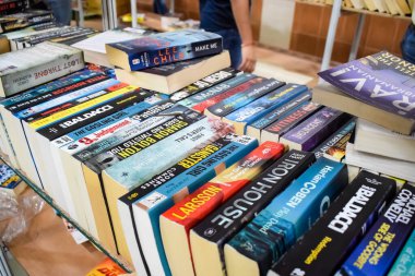 Yeni Delhi, Hindistan, Eylül 09 2023 - Delhi Uluslararası Kitap Fuarı 'ndaki bir kitap standında raflarda bulunan çeşitli kitaplar, Yıllık Kitap Fuarı' nda sergilenen kitaplar.