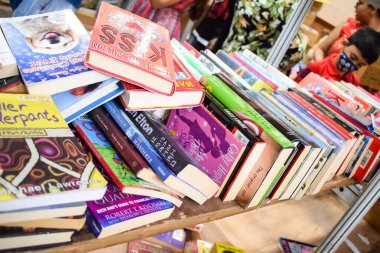Yeni Delhi, Hindistan, Eylül 09 2023 - Delhi Uluslararası Kitap Fuarı 'ndaki bir kitap standında raflarda bulunan çeşitli kitaplar, Yıllık Kitap Fuarı' nda sergilenen kitaplar.