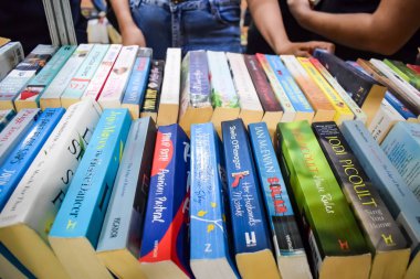 Yeni Delhi, Hindistan, Eylül 09 2023 - Delhi Uluslararası Kitap Fuarı 'ndaki bir kitap standında raflarda bulunan çeşitli kitaplar, Yıllık Kitap Fuarı' nda sergilenen kitaplar.