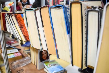 Yeni Delhi, Hindistan, Eylül 09 2023 - Delhi Uluslararası Kitap Fuarı 'ndaki bir kitap standında raflarda bulunan çeşitli kitaplar, Yıllık Kitap Fuarı' nda sergilenen kitaplar.