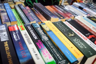 Yeni Delhi, Hindistan, Eylül 09 2023 - Delhi Uluslararası Kitap Fuarı 'ndaki bir kitap standında raflarda bulunan çeşitli kitaplar, Yıllık Kitap Fuarı' nda sergilenen kitaplar.