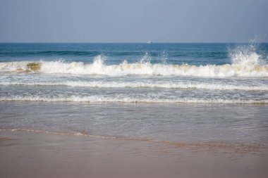 Sabah erken saatlerde Calangute sahilindeki Arap denizinin inanılmaz manzarası Goa, Hindistan, Okyanus sahili manzarası