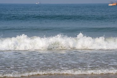 Sabah erken saatlerde Calangute sahilindeki Arap denizinin inanılmaz manzarası Goa, Hindistan, Okyanus sahili manzarası