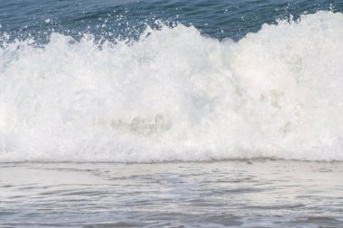 Sabah erken saatlerde Calangute sahilindeki Arap denizinin inanılmaz manzarası Goa, Hindistan, Okyanus sahili manzarası