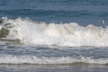 Sabah erken saatlerde Calangute sahilindeki Arap denizinin inanılmaz manzarası Goa, Hindistan, Okyanus sahili manzarası