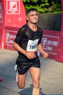 Yeni Delhi, Hindistan - 15 Ekim 2023 - Bitmek üzere olan maraton katılımcılarının bitiş çizgisini geçmek üzere olan Delhi Yarı Maratonu 2023