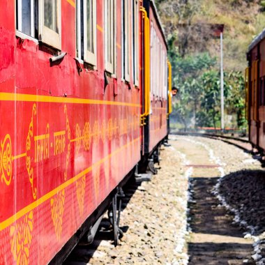 Shimla, Himachal Pradesh, Hindistan - 14 Ağustos 2023 - Oyuncak tren Kalka-Shimla rotası, tepe, oyuncak tren Kalka 'dan Shimla' ya yeşil doğal orman arasında hareket