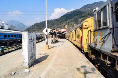 Kathgodam, Uttarakhand, Hindistan, 25 Eylül 2023 - Kathgodam tren istasyonunda sabah saatlerinde Hint tren istasyonu, Kathgodam, Uttarakhand tren istasyonu