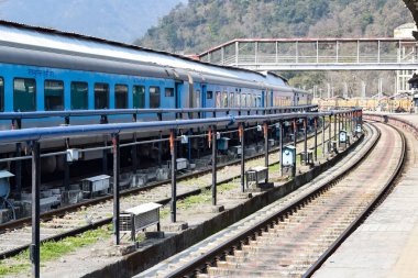 Kathgodam, Uttarakhand, Hindistan, 25 Eylül 2023 - Kathgodam tren istasyonunda sabah saatlerinde Hint tren istasyonu, Kathgodam, Uttarakhand tren istasyonu