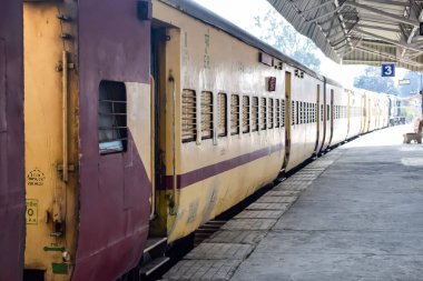 Kathgodam, Uttarakhand, Hindistan, 25 Eylül 2023 - Kathgodam tren istasyonunda sabah saatlerinde Hint tren istasyonu, Kathgodam, Uttarakhand tren istasyonu