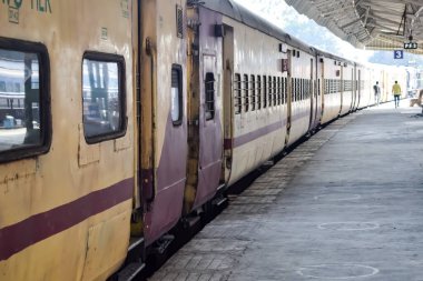 Kathgodam, Uttarakhand, Hindistan, 25 Eylül 2023 - Kathgodam tren istasyonunda sabah saatlerinde Hint tren istasyonu, Kathgodam, Uttarakhand tren istasyonu