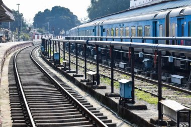 Kathgodam, Uttarakhand, Hindistan, 25 Eylül 2023 - Kathgodam tren istasyonunda sabah saatlerinde Hint tren istasyonu, Kathgodam, Uttarakhand tren istasyonu
