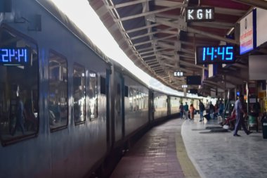 Kathgodam, Uttarakhand, Hindistan, 25 Eylül 2023 - Kathgodam tren istasyonunda sabah saatlerinde Hint tren istasyonu, Kathgodam, Uttarakhand tren istasyonu