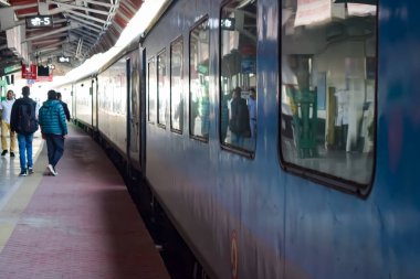 Kathgodam, Uttarakhand, Hindistan, 25 Eylül 2023 - Kathgodam tren istasyonunda sabah saatlerinde Hint tren istasyonu, Kathgodam, Uttarakhand tren istasyonu