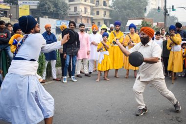 Delhi, Hindistan, 2 Ekim 2023 - Doğu Delhi bölgesinde Guru Nanak Dev, Nagar Kirtan 'ın doğum günü dolayısıyla geleneksel Nagar Kirtan, geleneksel Nagar geçit töreninde Sihler gatka ve dövüş sanatları sergiliyor