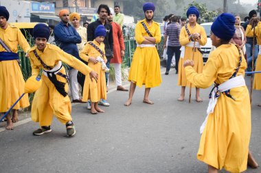 Delhi, Hindistan, 2 Ekim 2023 - Doğu Delhi bölgesinde Guru Nanak Dev, Nagar Kirtan 'ın doğum günü dolayısıyla geleneksel Nagar Kirtan, geleneksel Nagar geçit töreninde Sihler gatka ve dövüş sanatları sergiliyor