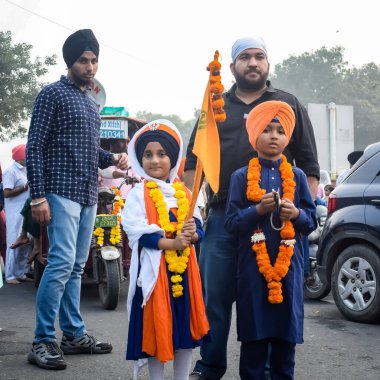 Delhi, Hindistan, 2 Ekim 2023 - Doğu Delhi bölgesinde Guru Nanak Dev, Nagar Kirtan 'ın doğum günü dolayısıyla geleneksel Nagar Kirtan, geleneksel Nagar geçit töreninde Sihler gatka ve dövüş sanatları sergiliyor