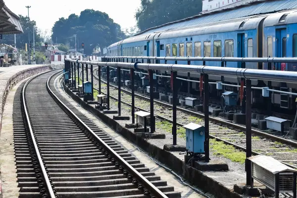 Kathgodam, Uttarakhand, Hindistan, 25 Eylül 2023 - Kathgodam tren istasyonunda sabah saatlerinde Hint tren istasyonu, Kathgodam, Uttarakhand tren istasyonu