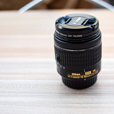 Yeni Delhi, Hindistan, 8 Ekim 2023 - Nikon 18-55 set lens düz arkaplanda, Nikon DSLR lens çekim.