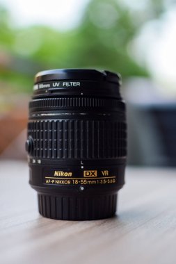 Yeni Delhi, Hindistan, 8 Ekim 2023 - Nikon 18-55 set lens düz arkaplanda, Nikon DSLR lens çekim.