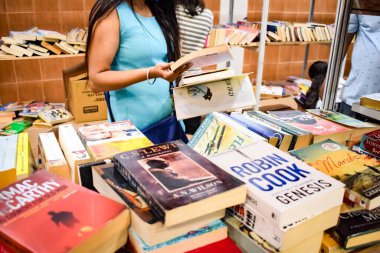 Yeni Delhi, Hindistan, Eylül 09 2023 - Delhi Uluslararası Kitap Fuarı 'ndaki bir kitap standında raflarda bulunan çeşitli kitaplar, Yıllık Kitap Fuarı' nda sergilenen kitaplar.