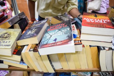 Yeni Delhi, Hindistan, Eylül 09 2023 - Delhi Uluslararası Kitap Fuarı 'ndaki bir kitap standında raflarda bulunan çeşitli kitaplar, Yıllık Kitap Fuarı' nda sergilenen kitaplar.