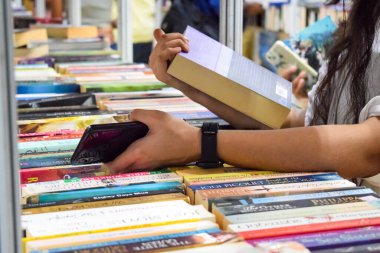 Yeni Delhi, Hindistan, Eylül 09 2023 - Delhi Uluslararası Kitap Fuarı 'ndaki bir kitap standında raflarda bulunan çeşitli kitaplar, Yıllık Kitap Fuarı' nda sergilenen kitaplar.