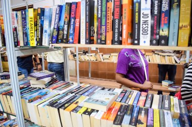 Yeni Delhi, Hindistan, Eylül 09 2023 - Delhi Uluslararası Kitap Fuarı 'ndaki bir kitap standında raflarda bulunan çeşitli kitaplar, Yıllık Kitap Fuarı' nda sergilenen kitaplar.