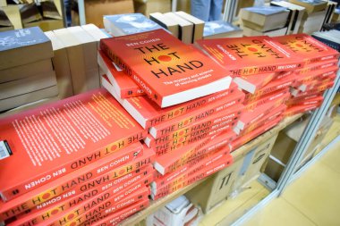 Yeni Delhi, Hindistan, Eylül 09 2023 - Delhi Uluslararası Kitap Fuarı 'ndaki bir kitap standında raflarda bulunan çeşitli kitaplar, Yıllık Kitap Fuarı' nda sergilenen kitaplar.