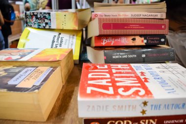 Yeni Delhi, Hindistan, Eylül 09 2023 - Delhi Uluslararası Kitap Fuarı 'ndaki bir kitap standında raflarda bulunan çeşitli kitaplar, Yıllık Kitap Fuarı' nda sergilenen kitaplar.