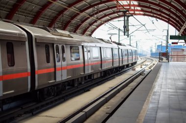 Yeni Delhi Hindistan - 09 Ekim 2023 - Delhi Metro treni Yeni Delhi, Hindistan, Asya 'daki Jhandewalan metro istasyonuna varıyor.