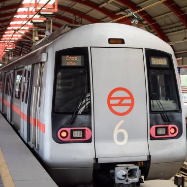 Yeni Delhi Hindistan - 09 Ekim 2023 - Delhi Metro treni Yeni Delhi, Hindistan, Asya 'daki Jhandewalan metro istasyonuna varıyor.