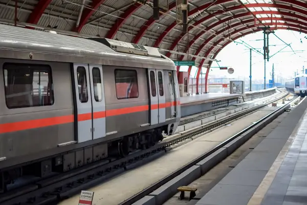 Yeni Delhi Hindistan - 09 Ekim 2023 - Delhi Metro treni Yeni Delhi, Hindistan, Asya 'daki Jhandewalan metro istasyonuna varıyor.
