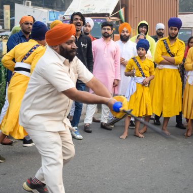 Delhi, Hindistan, 2 Ekim 2023 - Doğu Delhi bölgesinde Guru Nanak Dev, Nagar Kirtan 'ın doğum günü dolayısıyla geleneksel Nagar Kirtan, geleneksel Nagar geçit töreninde Sihler gatka ve dövüş sanatları sergiliyor