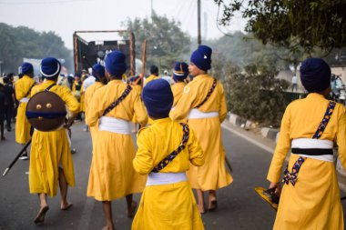 Delhi, Hindistan, 2 Ekim 2023 - Doğu Delhi bölgesinde Guru Nanak Dev, Nagar Kirtan 'ın doğum günü dolayısıyla geleneksel Nagar Kirtan, geleneksel Nagar geçit töreninde Sihler gatka ve dövüş sanatları sergiliyor