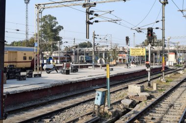 Amritsar, Hindistan, 20 Nisan 2023 - Hindistan 'daki Amritsar tren istasyonunda, Hindistan tren yolu manzaralı, Hint tren yolu kavşağı, ağır sanayi