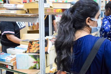 Delhi, Hindistan, Eylül 09, 2023 - Çeşitli yaş grupları çeşitli kitapları Delhi Uluslararası Kitap Fuarı 'ndaki bir kitap standında okuyor, Yıllık Kitap Fuarı' nda sergilenen kitaplar seçiliyor