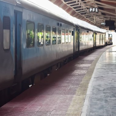 Kathgodam, Uttarakhand, Hindistan, 25 Eylül 2023 - Kathgodam tren istasyonunda sabah saatlerinde Hint tren istasyonu, Kathgodam, Uttarakhand tren istasyonu
