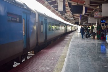 Kathgodam, Uttarakhand, Hindistan, 25 Eylül 2023 - Kathgodam tren istasyonunda sabah saatlerinde Hint tren istasyonu, Kathgodam, Uttarakhand tren istasyonu