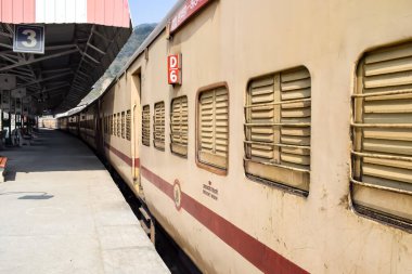 Kathgodam, Uttarakhand, Hindistan, 25 Eylül 2023 - Kathgodam tren istasyonunda sabah saatlerinde Hint tren istasyonu, Kathgodam, Uttarakhand tren istasyonu