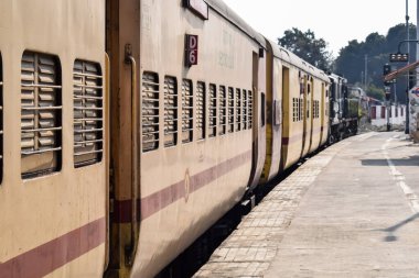 Kathgodam, Uttarakhand, Hindistan, 25 Eylül 2023 - Kathgodam tren istasyonunda sabah saatlerinde Hint tren istasyonu, Kathgodam, Uttarakhand tren istasyonu