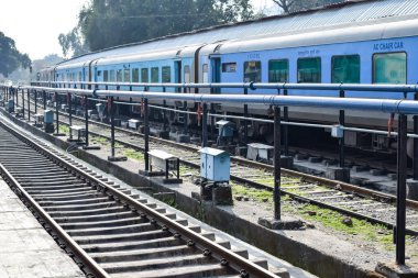 Kathgodam, Uttarakhand, Hindistan, 25 Eylül 2023 - Kathgodam tren istasyonunda sabah saatlerinde Hint tren istasyonu, Kathgodam, Uttarakhand tren istasyonu