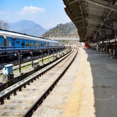 Kathgodam, Uttarakhand, Hindistan, 25 Eylül 2023 - Kathgodam tren istasyonunda sabah saatlerinde Hint tren istasyonu, Kathgodam, Uttarakhand tren istasyonu