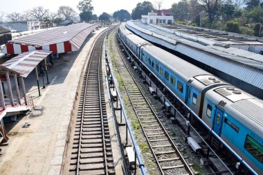 Kathgodam, Uttarakhand, Hindistan, 25 Eylül 2023 - Kathgodam tren istasyonunda sabah saatlerinde Hint tren istasyonu, Kathgodam, Uttarakhand tren istasyonu